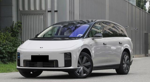 理想i8开启交付，配冷暖箱，续航扎实充电倍率高