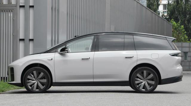 理想i8开启交付，配冷暖箱，续航扎实充电倍率高