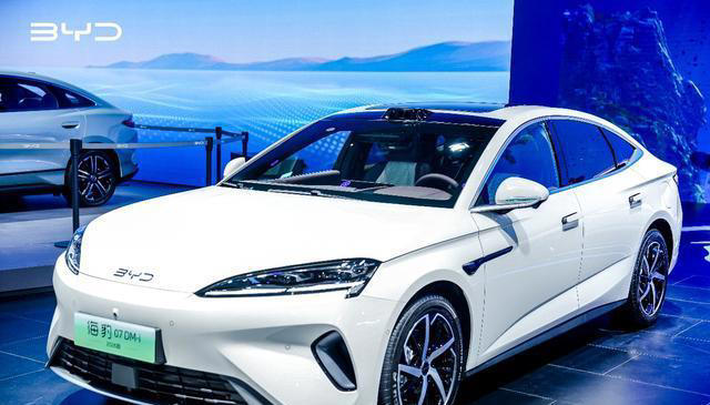 2026款海豹07DM-i亮相成都车展,五大维度升级,预计9月中旬上市 2026款海豹07DM-i亮相成都车展,五大维度升级,预计9月中旬上市