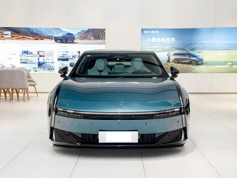 全新中大型轿跑车，超五米车长中置电驱，配双腔空悬+尾翼