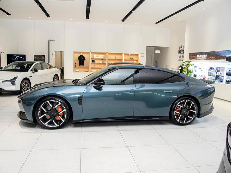 全新中大型轿跑车，超五米车长中置电驱，配双腔空悬+尾翼