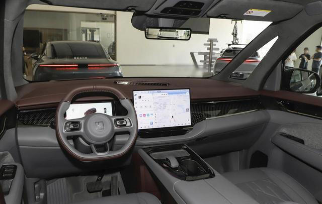 国产旗舰豪车，车长5217mm，配智能化座舱，充电12分钟能跑500km