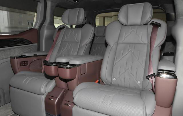 国产旗舰豪车，车长5217mm，配智能化座舱，充电12分钟能跑500km