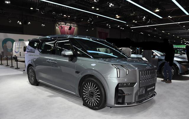 国产旗舰豪车，车长5217mm，配智能化座舱，充电12分钟能跑500km