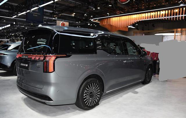 国产旗舰豪车，车长5217mm，配智能化座舱，充电12分钟能跑500km
