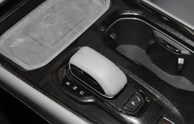 国产旗舰豪车，车长5217mm，配智能化座舱，充电12分钟能跑500km