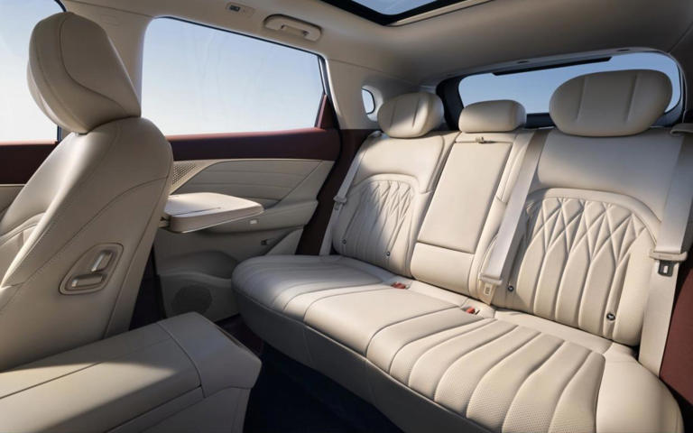 15万级豪华座舱，“零压SPA主驾”+后排吸顶屏，续航2245km