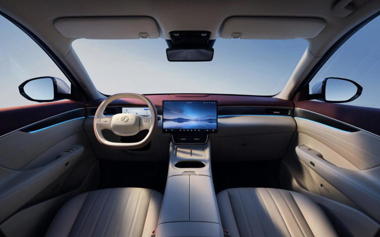 15万级豪华座舱，“零压SPA主驾”+后排吸顶屏，续航2245km