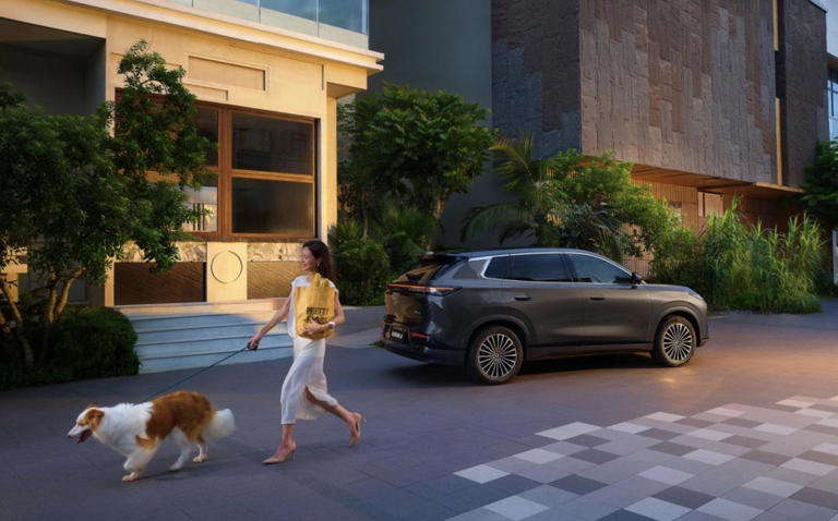 15万级豪华座舱，“零压SPA主驾”+后排吸顶屏，续航2245km