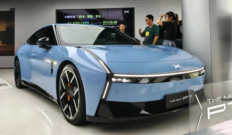 全新小鹏P7,满满的赛博朋克风,光启动时候的仪式感就能秒杀一众新能源车。点开视频,一起来感受一下。 前脸部分,1.4米的超长灯带,上下两个“小眉毛”,中间还有发光的logo,直接带我们回到未来。车外语音功能,支持打开前备厢、换播放音乐。 21.99万起820km续航3.4秒破百SU7最强对手