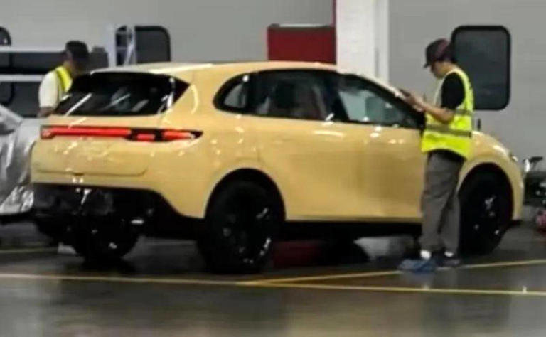 零跑全新车型预告图曝光，外观很年轻运动，9月8日正式亮相