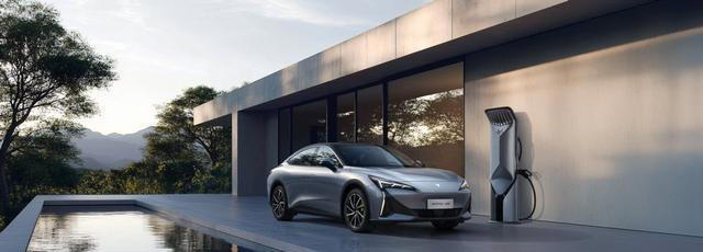 聊小米SU7时，极狐新阿尔法S5家用纯电优势也亮眼