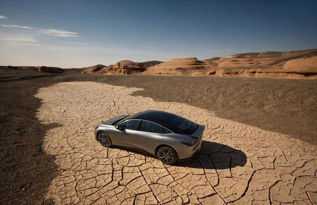 聊小米SU7时，极狐新阿尔法S5家用纯电优势也亮眼