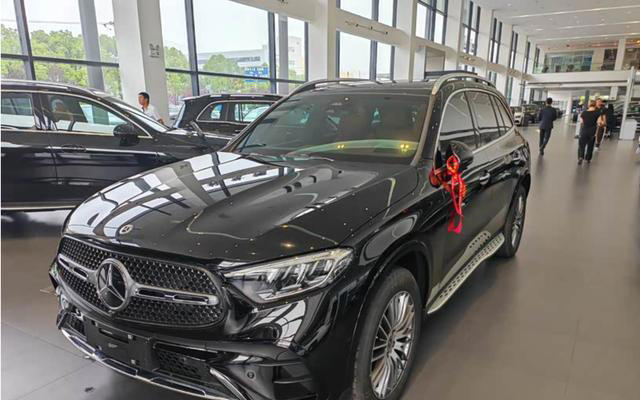 奔驰也被逼急眼了！GLC直降11.99万，30天卖了10349台