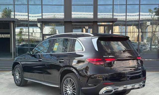 奔驰也被逼急眼了！GLC直降11.99万，30天卖了10349台