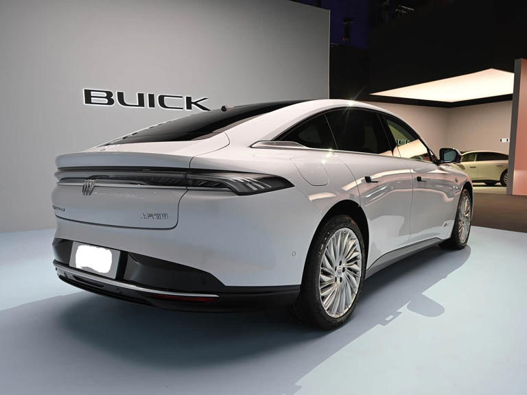 别克首款新能源豪华轿跑亮相,1.5T增程纯电续航302公里 别克首款新能源豪华轿跑亮相,1.5T增程纯电续航302公里