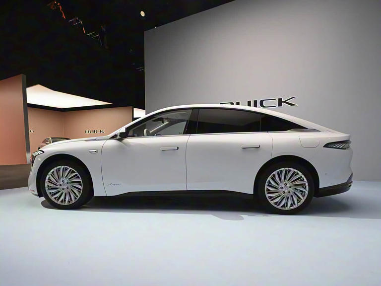 别克首款新能源豪华轿跑亮相,1.5T增程纯电续航302公里 别克首款新能源豪华轿跑亮相,1.5T增程纯电续航302公里