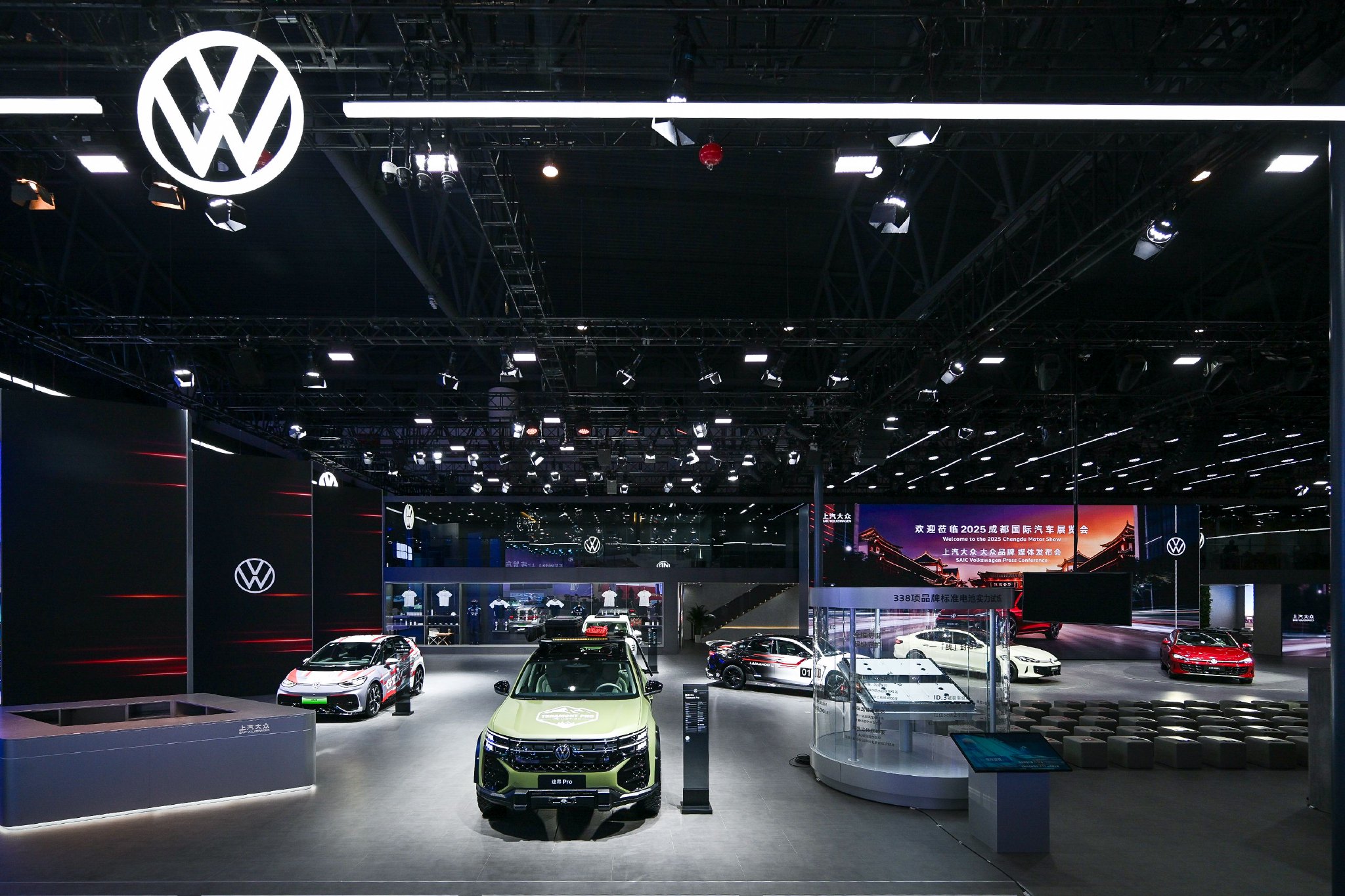 2025成都车展：全新凌渡L上市引领油车个性化风潮，上汽大众持续发力“油电同进”