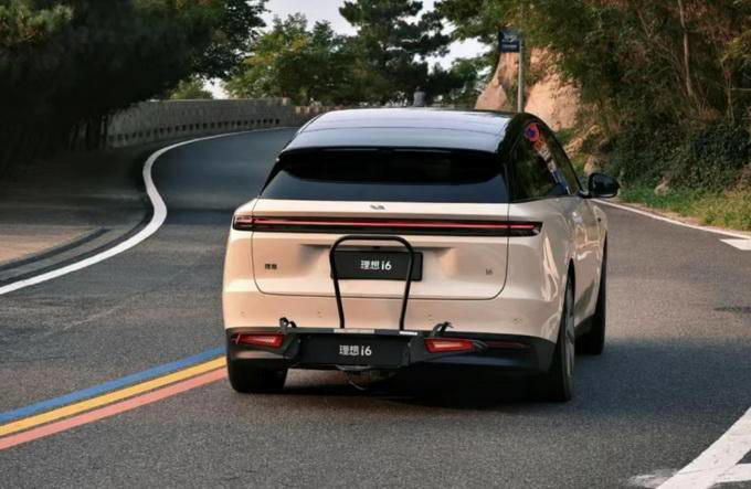 理想i6无伪装实车曝光，尾挂自行车架+800V快充，预计9月上市