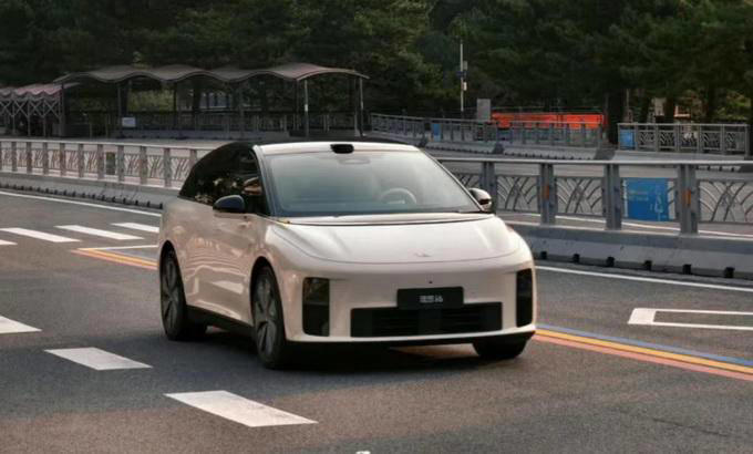 理想i6无伪装实车曝光，尾挂自行车架+800V快充，预计9月上市