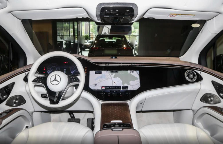 纯电续航777公里+四驱动力，全新奔驰EQSSUV表现咋样？