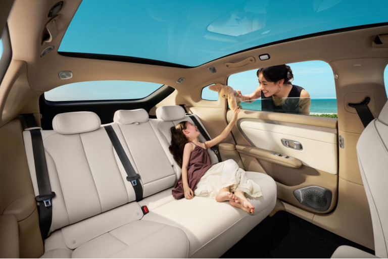 新长安首款战略全新家轿启源A06全球首秀