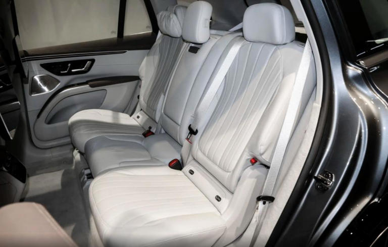 纯电续航777公里+四驱动力，全新奔驰EQSSUV表现咋样？