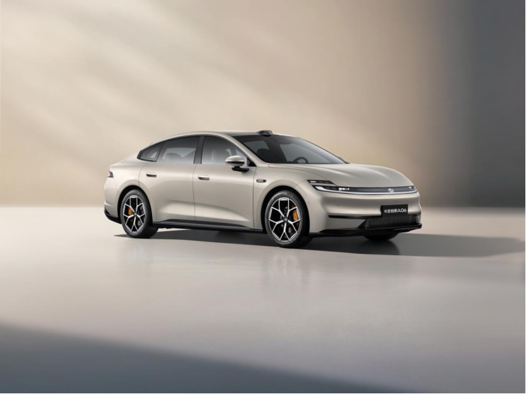 新长安首款战略全新家轿启源A06全球首秀