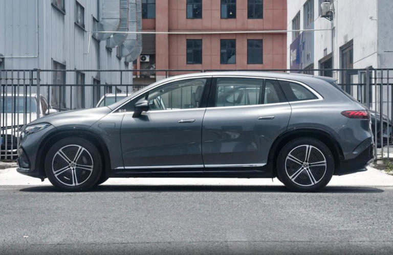 纯电续航777公里+四驱动力，全新奔驰EQSSUV表现咋样？