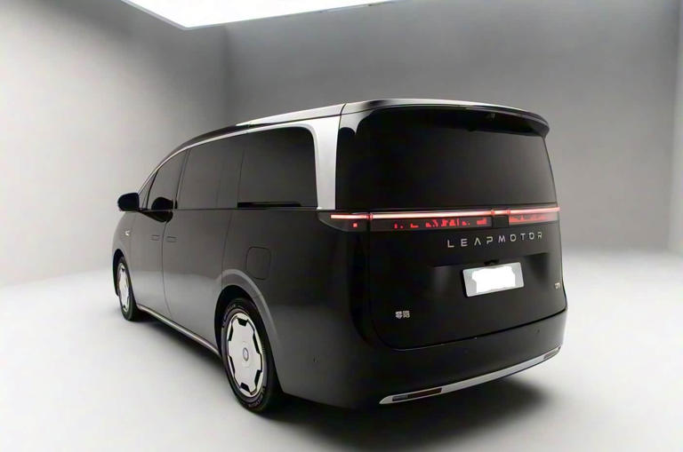 零跑首款旗舰MPVD99曝光！外观似理想MEGA，配全栈1000V三电系统