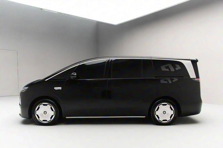 零跑首款旗舰MPVD99曝光！外观似理想MEGA，配全栈1000V三电系统