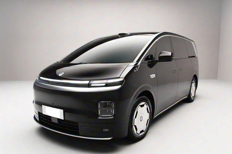 零跑首款旗舰MPVD99曝光！外观似理想MEGA，配全栈1000V三电系统