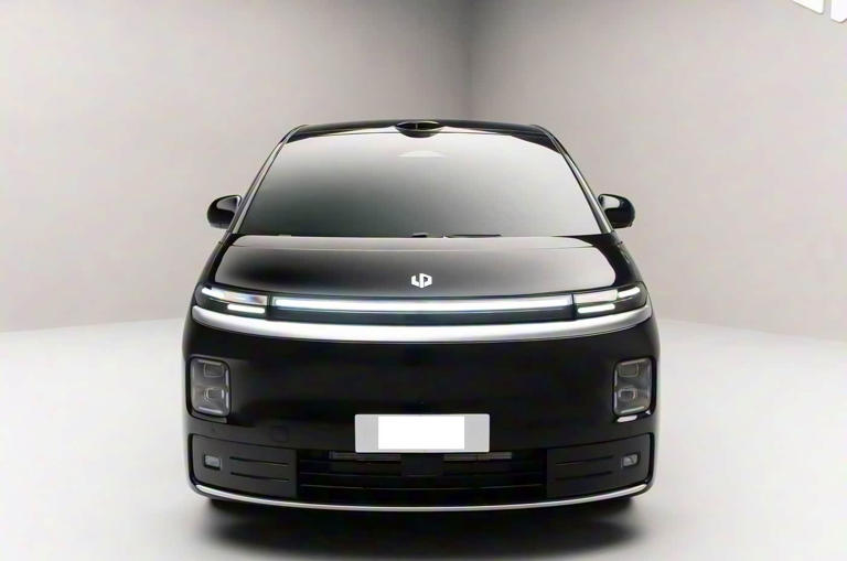 零跑首款旗舰MPVD99曝光！外观似理想MEGA，配全栈1000V三电系统