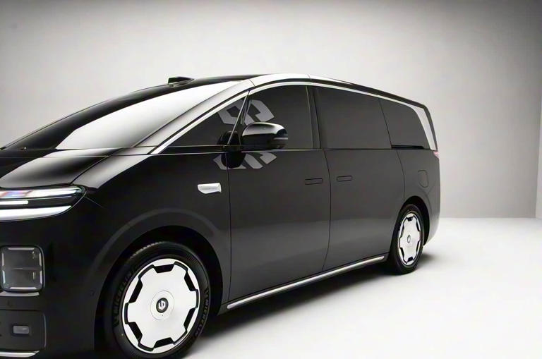 零跑首款旗舰MPVD99曝光！外观似理想MEGA，配全栈1000V三电系统