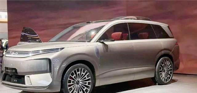 比亚迪全新D级SUV来袭，起价50万，大6座布局，充5分钟补能400km