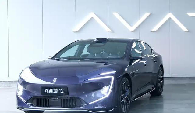 新阿维塔12实车曝光！换装半隐藏门把手B柱贴“乾崑智驾ADS”标识