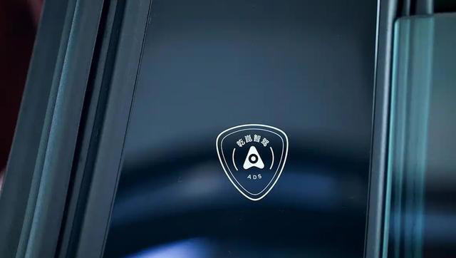 新阿维塔12实车曝光！换装半隐藏门把手B柱贴“乾崑智驾ADS”标识