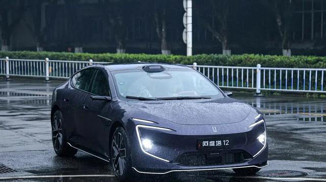 新阿维塔12实车曝光！换装半隐藏门把手B柱贴“乾崑智驾ADS”标识