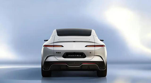 新阿维塔12实车曝光！换装半隐藏门把手B柱贴“乾崑智驾ADS”标识