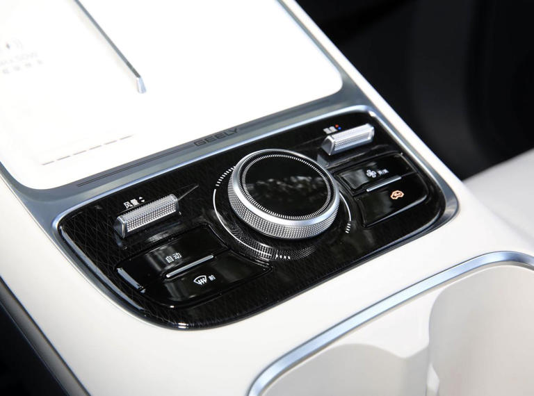 吉利高颜值SUV，雷神EM-i混动+千里浩瀚H3