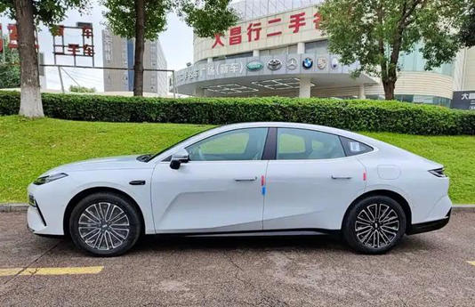 配3nm芯片+激光雷达，奇瑞风云A9实车亮相，上市卖多少钱能火？