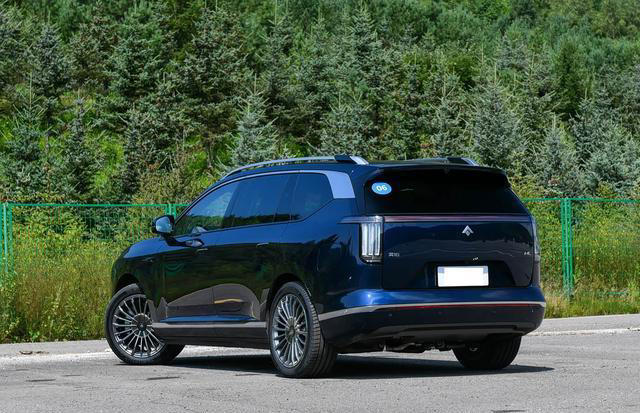 这款增程版大型SUV适合家庭用车！六座布局+800V超充，配双腔空悬