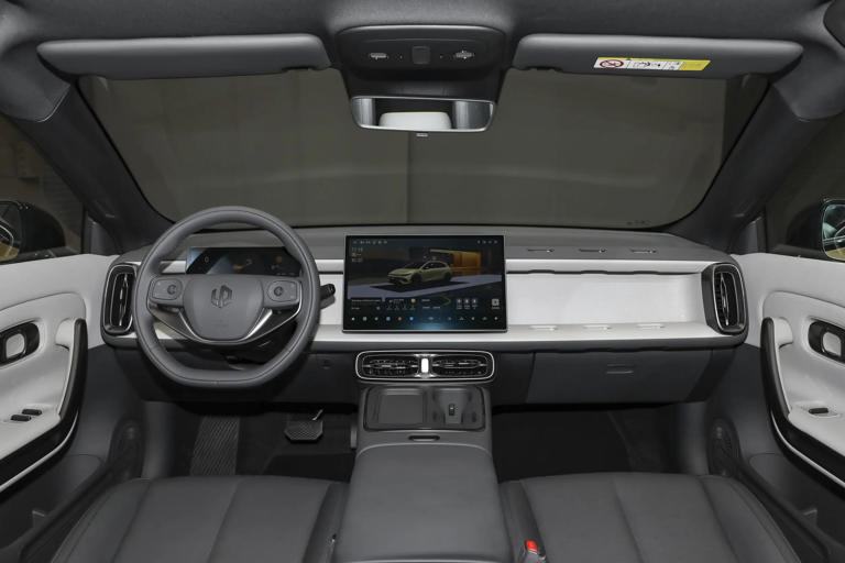 12万级“电动小钢炮”零跑Lafa5，6.5秒破百+后驱咋样？