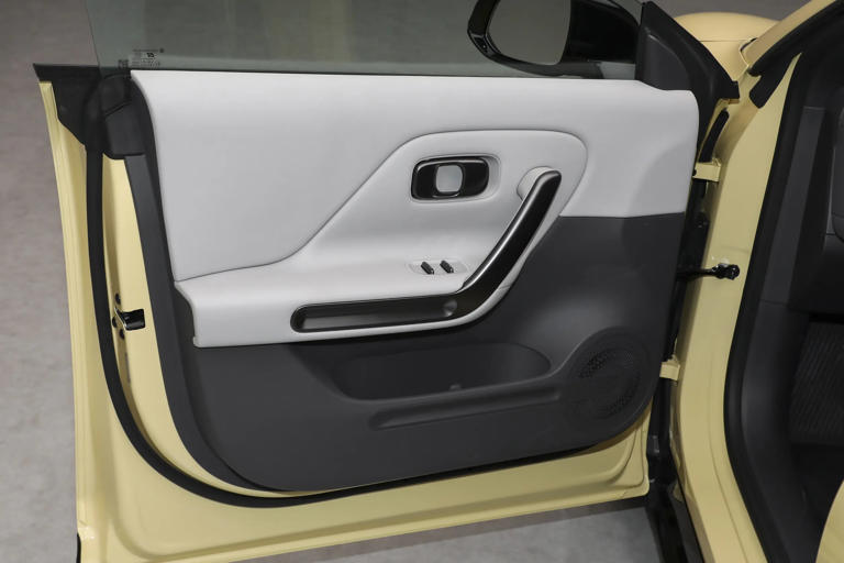 12万级“电动小钢炮”零跑Lafa5，6.5秒破百+后驱咋样？