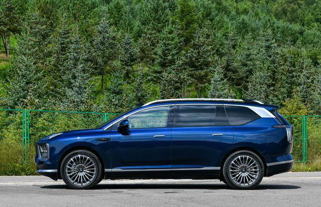 这款增程版大型SUV适合家庭用车！六座布局+800V超充，配双腔空悬