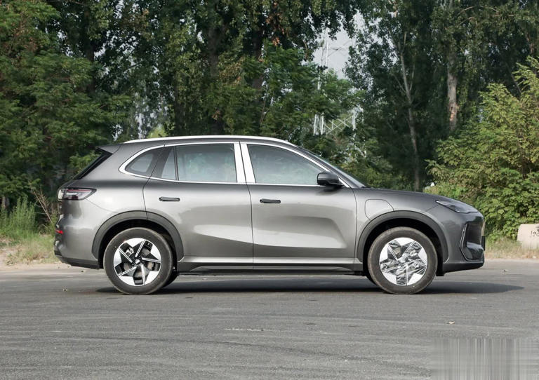 吉利全新纯电SUV上市，不足11万起，外观靓续航超600公里