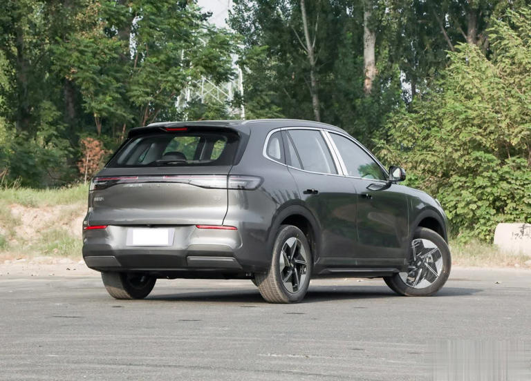 吉利全新纯电SUV上市，不足11万起，外观靓续航超600公里