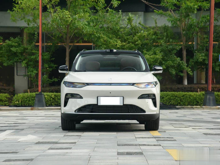 全新增程式中型SUV上市！不足15万配激光雷达，用全域800伏架构