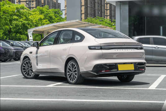 简评零跑B01：650km续航+宁德时代，标配8295芯片