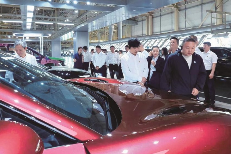 武汉军供站职工代表团访问东风汽车